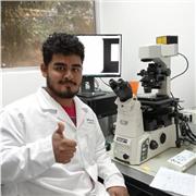 Estudiante de maestría ofreciendo clases de introducción a la química y bioquímica en linea
